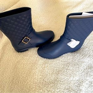 NEW Women’s navy rain boots w/quilted pattern on upper.